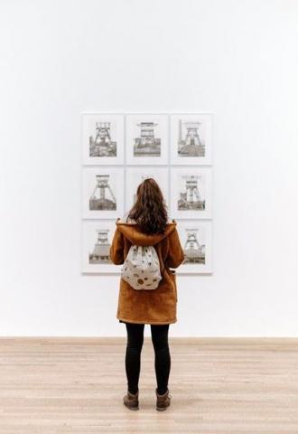 Besucherin Museum Ausstellung